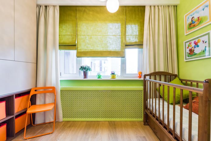 rovné a rímske záclony v miestnosti pre novorodenca