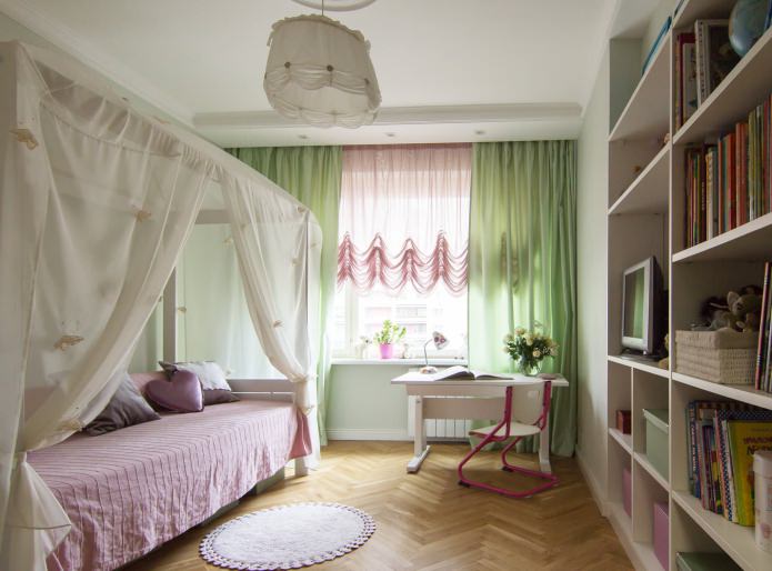 kombinerede lyserøde og grønne gardiner i design af børnehaven til pigen