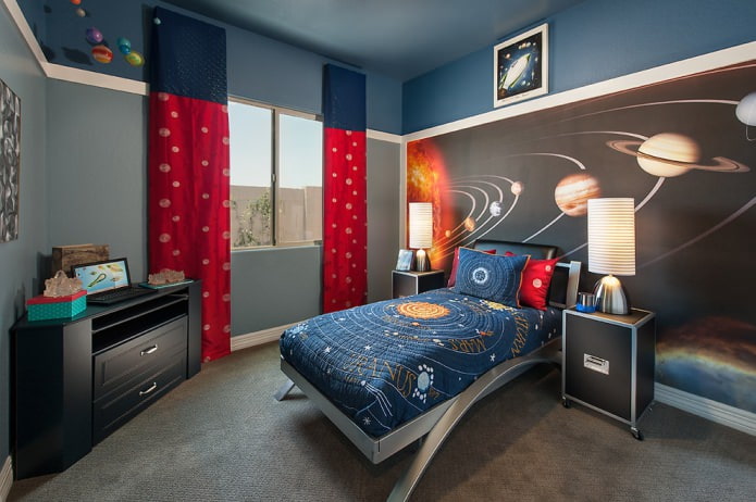 lange blå og røde gardiner i drengens værelse