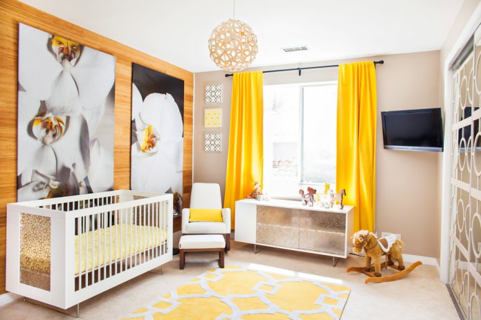 gule gardiner i børnehaven til den nyfødte