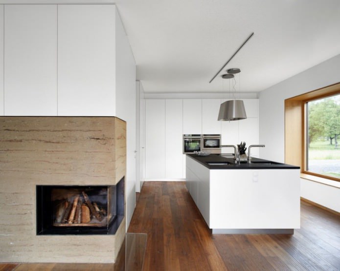 kominek w białej kuchni w stylu minimalizmu