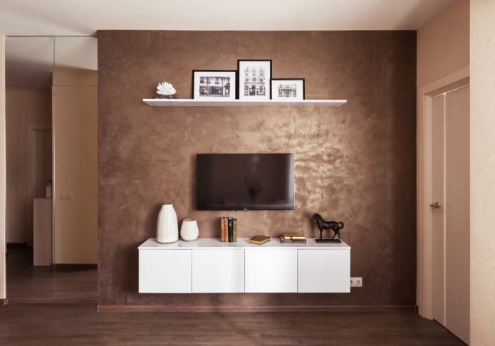 rudas tinkas ant sienos prie televizoriaus