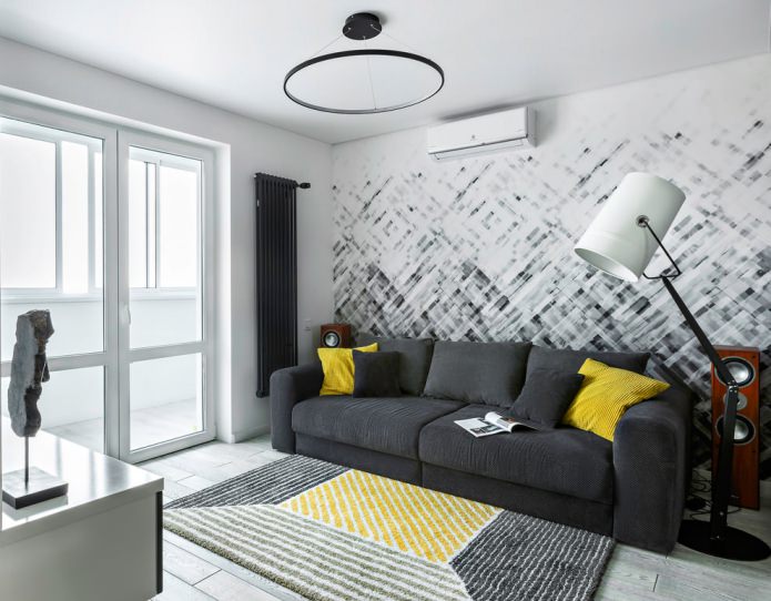 hvide vægge og grå sofa