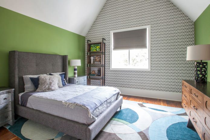 carta da parati bianco-grigia e pareti verdi in camera da letto
