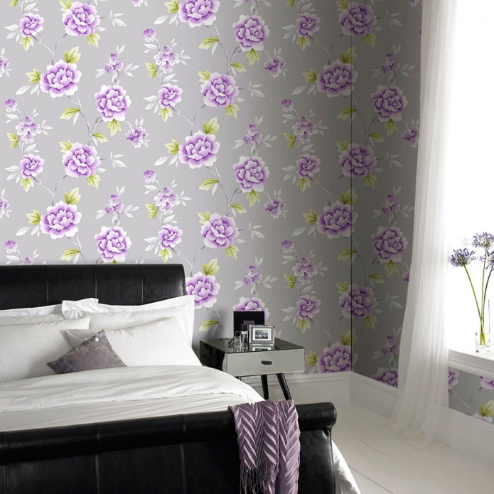 Pilkai violetiniai tapetai miegamajame