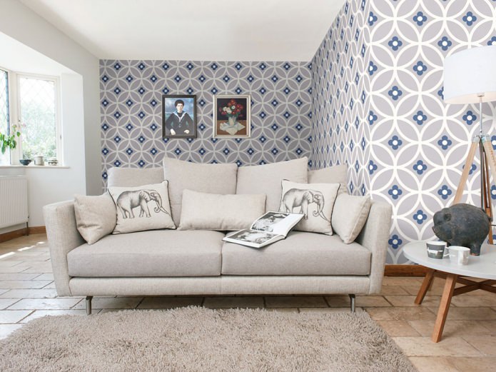intérieur du salon de style moderne avec papier peint à motifs gris-blanc-bleu
