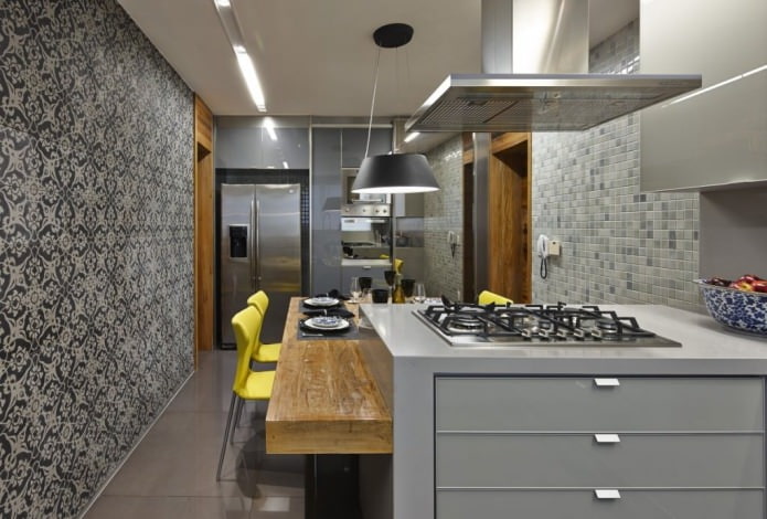 Modern bir mutfağın iç kısmında desenli gri duvar kağıdı