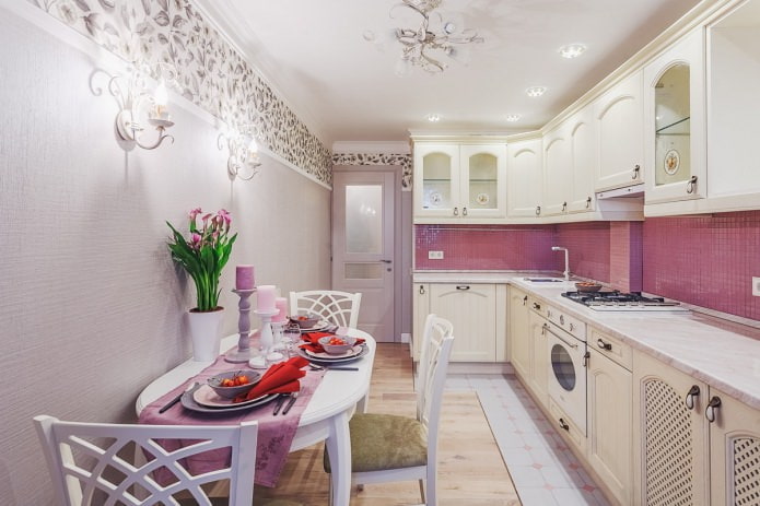 liliowa łączona tapeta w kuchni