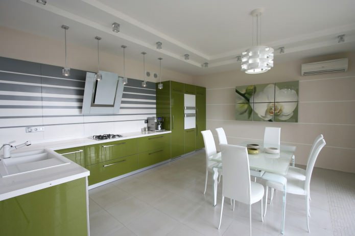 smilškrāsas tapetes virtuvē ar zaļu komplektu