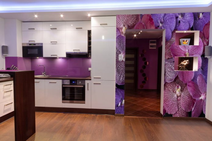 giấy dán tường tự dính màu tím thay cho tạp dề trong nhà bếp