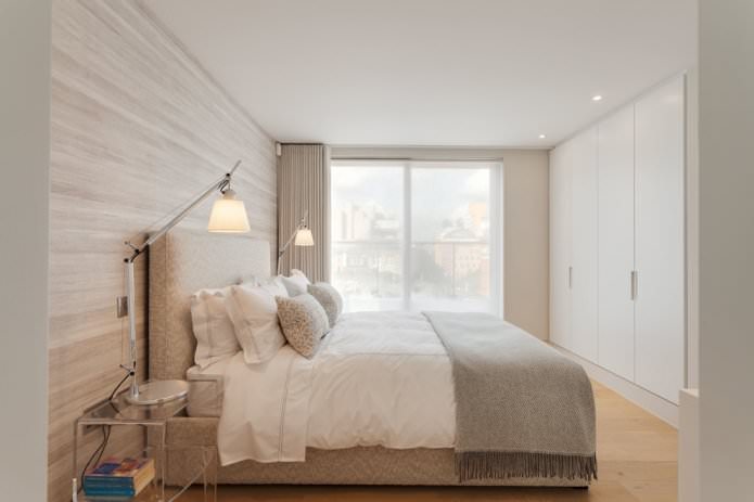 paper pintat de color beix en un dormitori modern