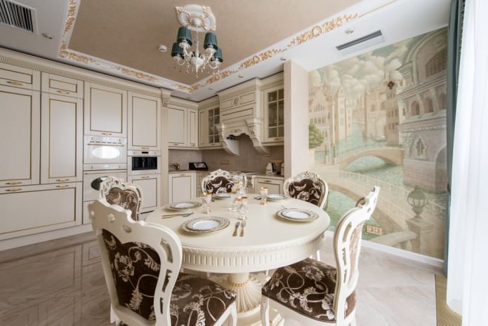 smėlio spalvos lubos virtuvėje klasikinio stiliaus