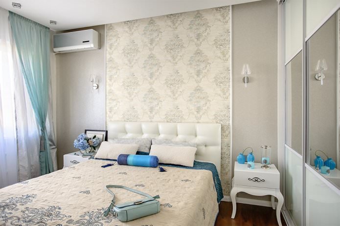 paper pintat de color beix combinat al dormitori