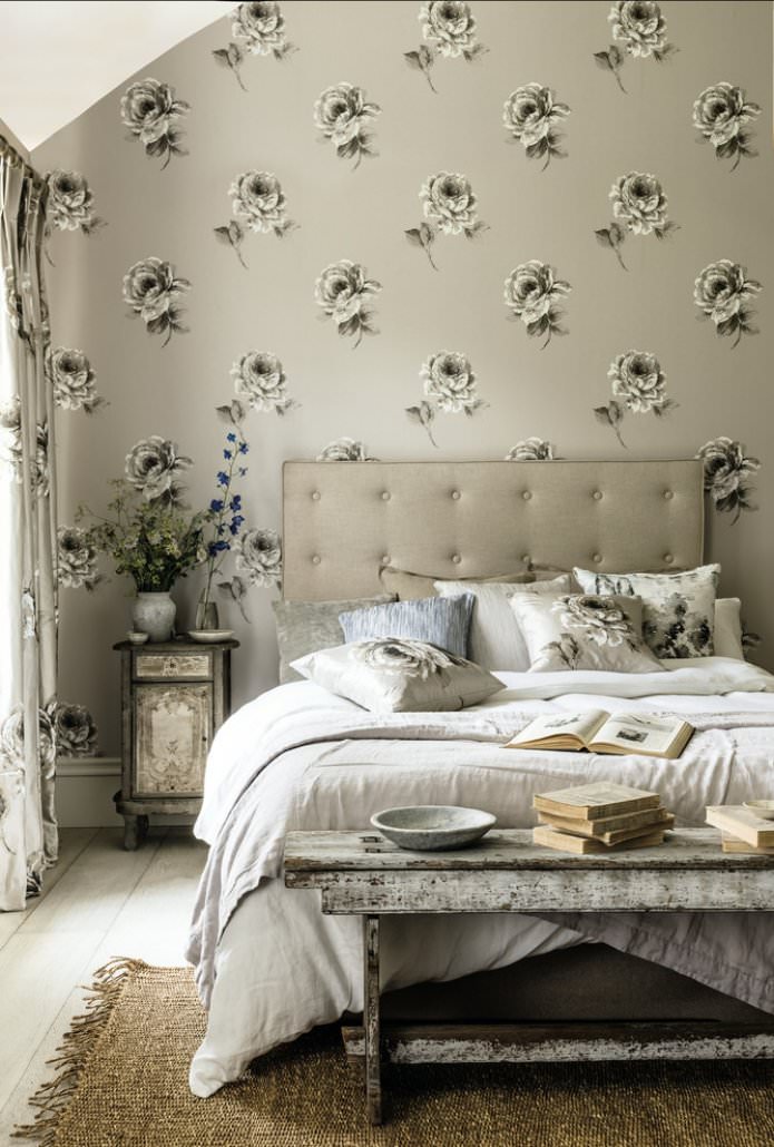smilškrāsas tapetes ar ziediem guļamistabā