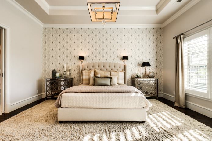 kombinētas smilškrāsas tapetes guļamistabā