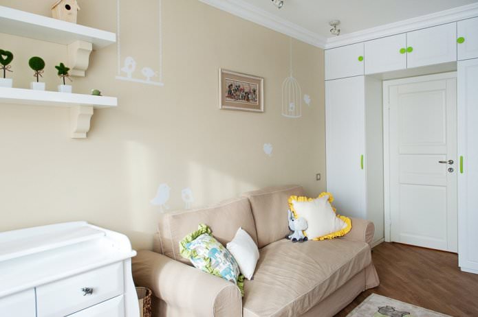 papier peint beige avec un motif dans la chambre de bébé