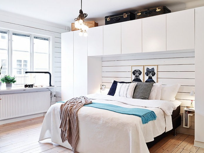 design bílé skandinávské ložnice