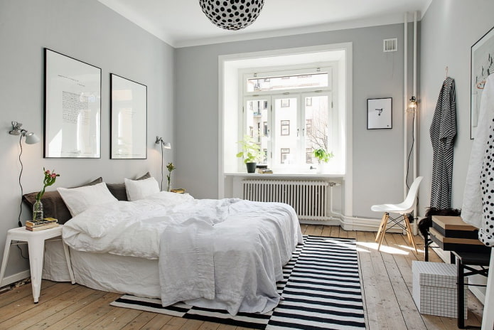 Skandinaavinen makuuhuoneen sisustus vaaleilla väreillä
