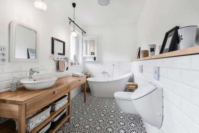 Skandinaviško stiliaus vonios kambarys