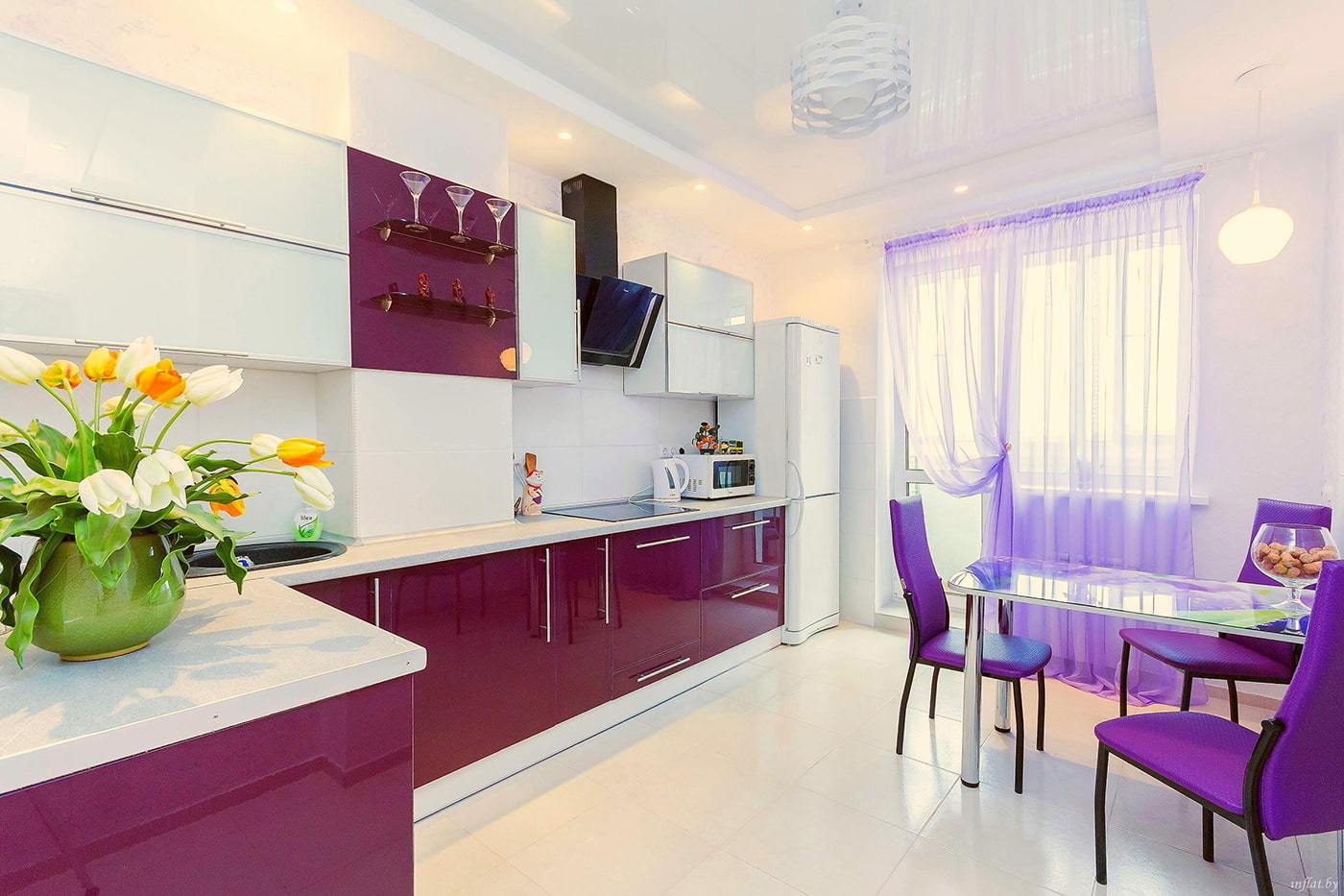 Violetā un baltā krāsā virtuvē