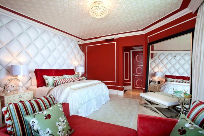 бели 3D панели с червени стени в спалнята