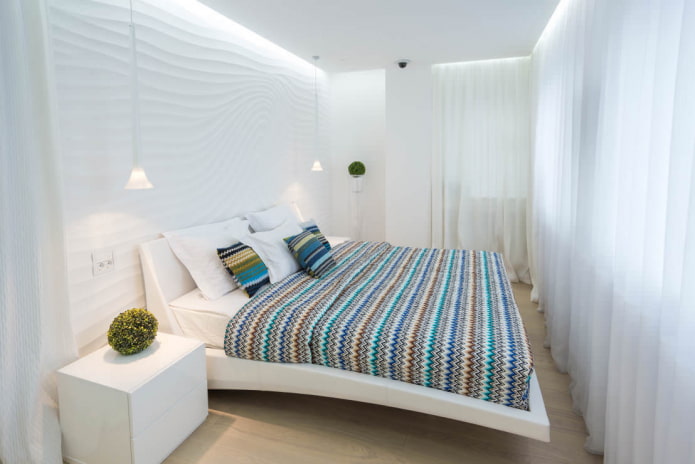 beyaz 3d panellerle dekore edilmiş yatak odası