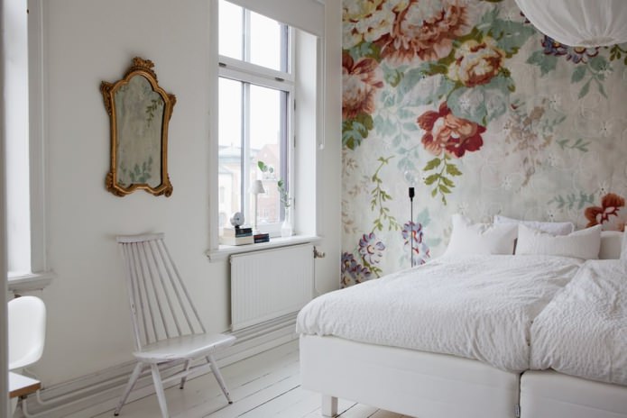 Makuuhuoneen seinien maalaus (kukat)