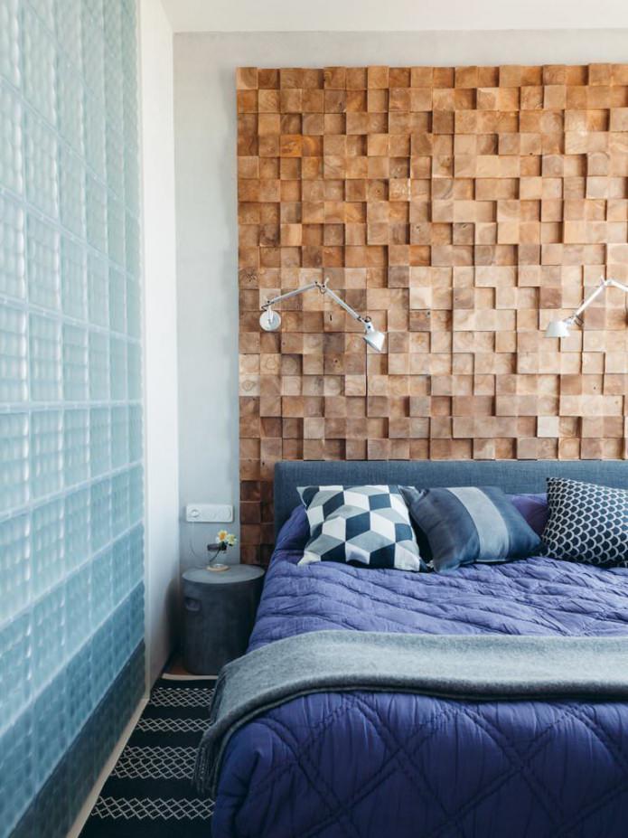 Модерна спаваћа соба са дрвеним зидом