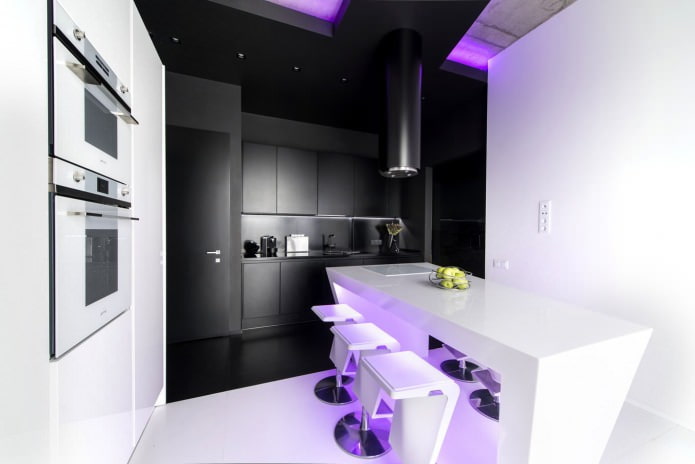 bucătărie neagră setată în bucătărie modernă