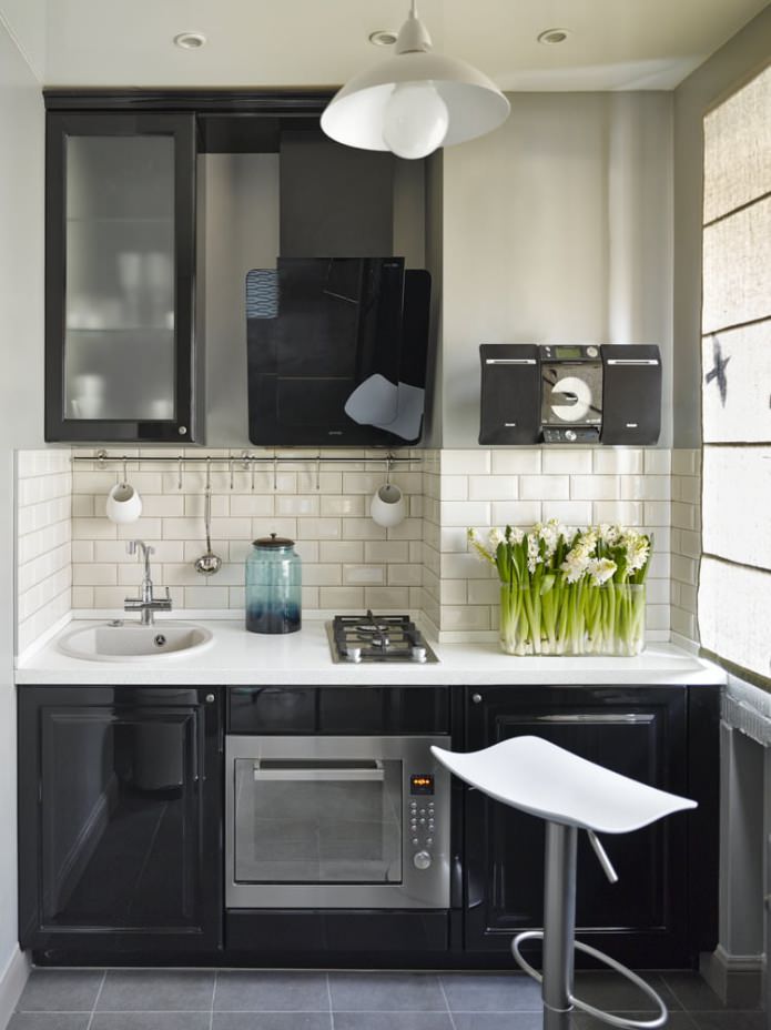 Mažos virtuvės su juodomis ausinėmis dizainas