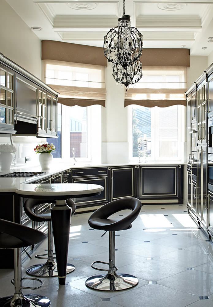 dapur dengan suite hitam dan dinding terang