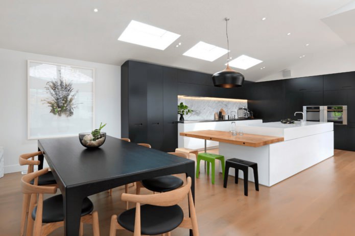 moderns melns komplekts virtuves interjerā