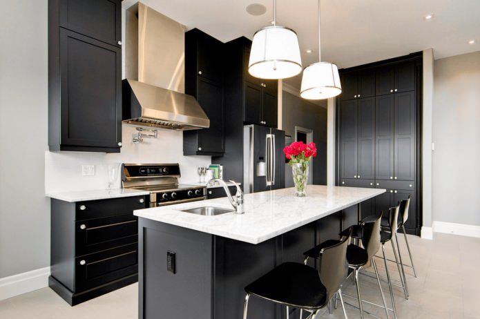 virtuvė su juodu komplektu ir pilkais paprastais tapetais
