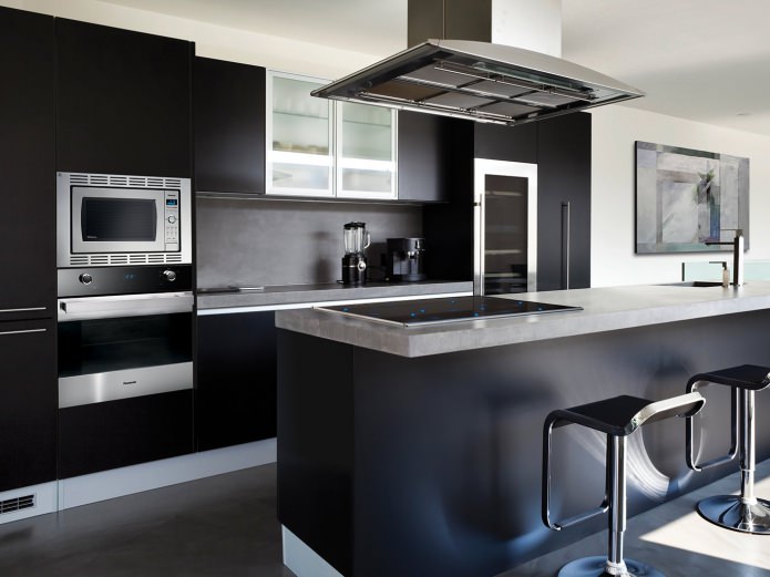 modernus virtuvės dizainas su juodomis ausinėmis