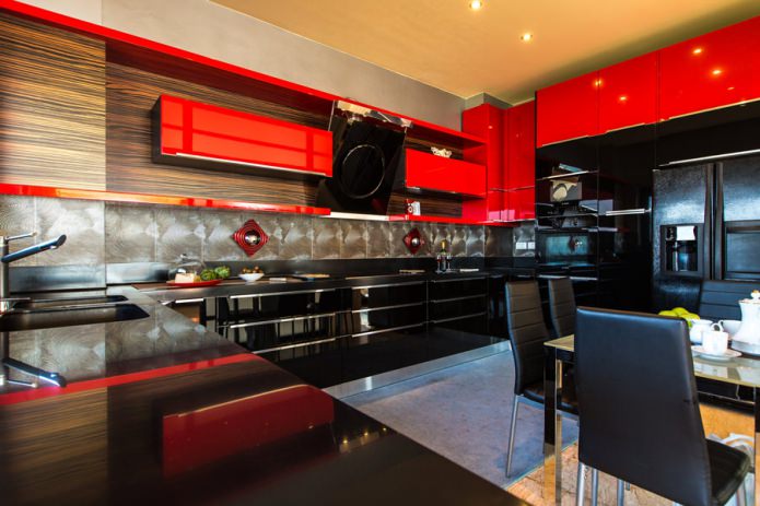 Černá a červená sada v interiéru kuchyně v moderním stylu