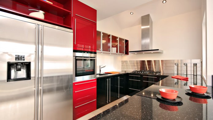 bucătărie cu set negru și roșu