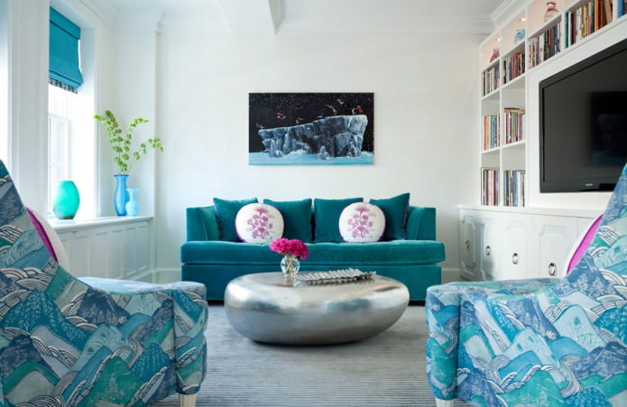 Biely a modrý interiér obývacej izby