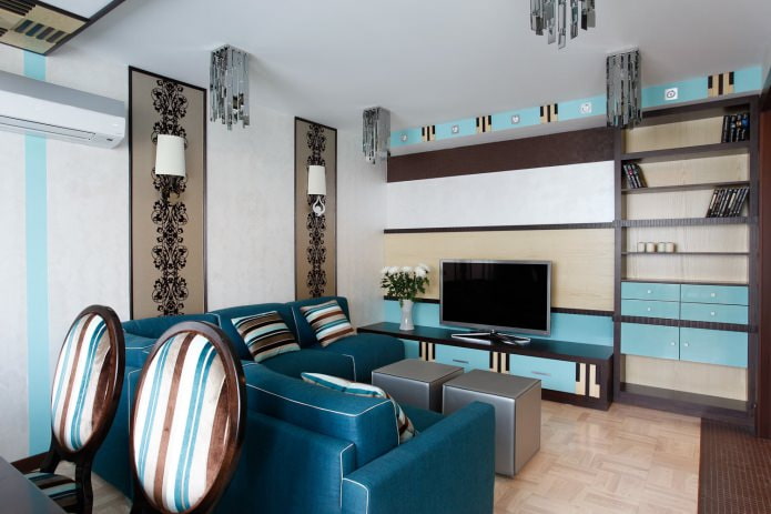 Hnědý a modrý interiér obývacího pokoje