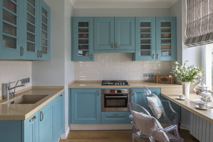 keuken met blauwe set