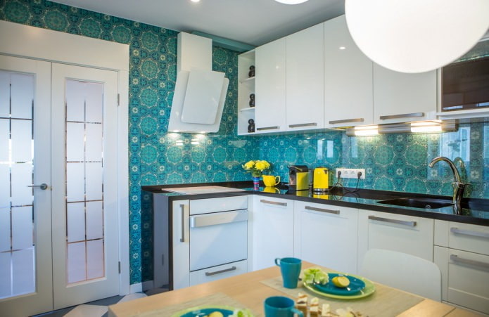 kuchyňa s modrými tapetami