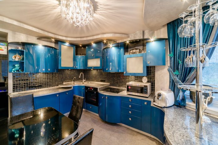 Beige ja sininen sisustus modernissa keittiössä