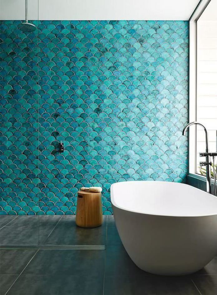 חדר אמבטיה עם קיר כחול מבטא