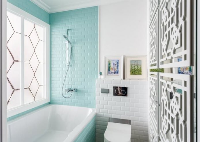 plytų mėlyna siena vonios kambaryje