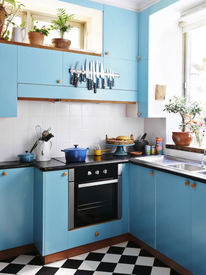 μπλε σετ στο εσωτερικό της κουζίνας