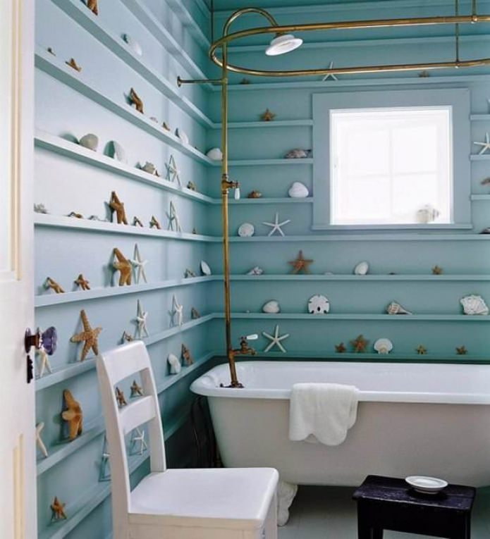 קירות כחולים עם מדפים בחדר האמבטיה