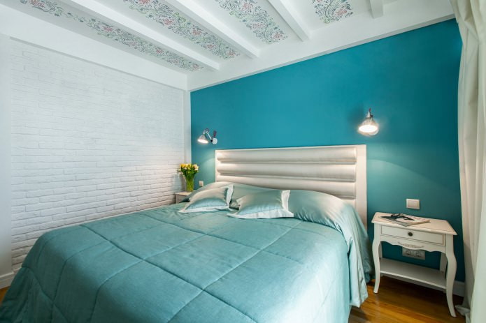 mėlyna akcentinė siena miegamajame