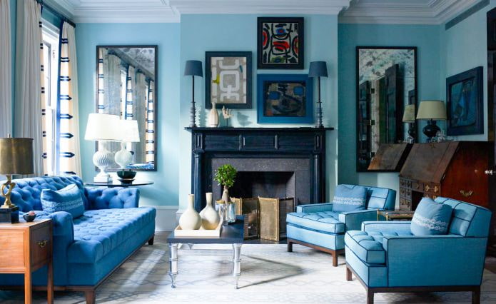 Niebiesko-niebieskie wnętrze salonu z kominkiem
