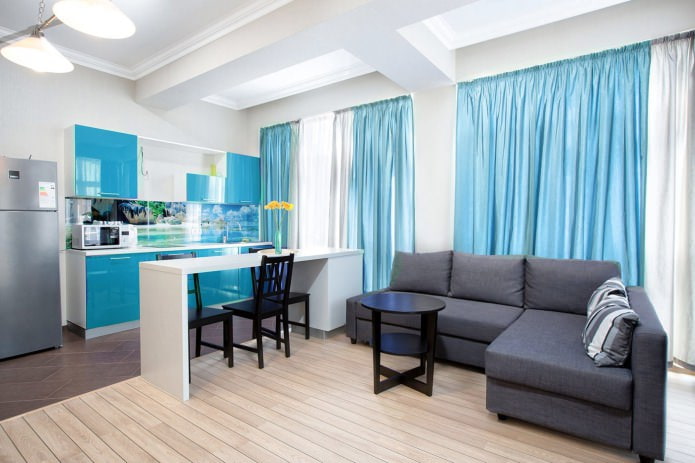Modrá farba v interiéri kuchyne-obývacej izby