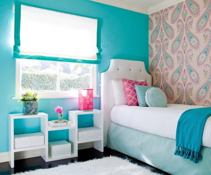 Interior rosa i blau d’una habitació infantil