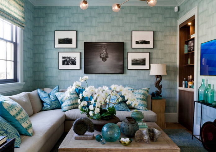 modrá tapeta v obývacej izbe